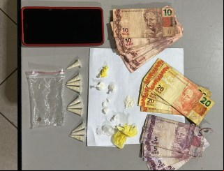 Polícia Militar prende dois homens por tráfico de drogas durante a madrugada em Colômbia