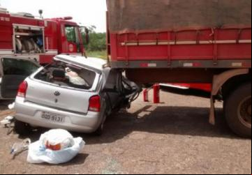 Acidente envolvendo um carro e um caminhão ocorreu no km 447 da rodovia Brigadeiro Faria Lima - Foto: Ronaldo Moura