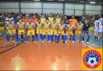 Prefeito Endrigo Bertin com os jogadores no Ginásio de Esportes - Foto: Portal NC