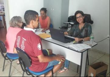 Rosana Dorigon e Erineide Rocha fazendo os cadastros - Foto: 
