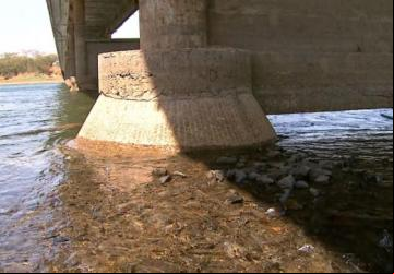 Antes submersas, bases de ponte sobre o Rio Grande estão expostas em Colômbia, SP - Foto: Reprodução/EPTV