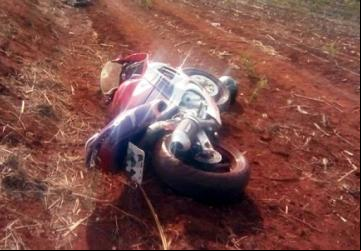 ACIDENTE: Moto do policial tombada após a colisão - Foto: Divulgação