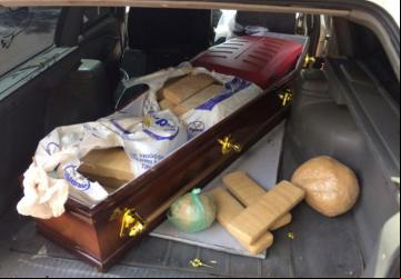 Drogas são encontradas dentro de caixão em São Francisco de Sales. - Foto: Polícia Rodoviária Estadual/Divulgação