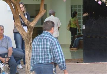 Kelly Cristina Cadamuro, de 22 anos, foi velada no Velório Municipal de Guapiaçu - Foto: Reprodução/TV TEM