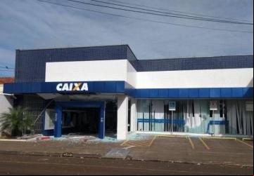 Entrada da agência ficou bastante danificada devido à ação dos criminosos. - Foto: Lucas Queiroz