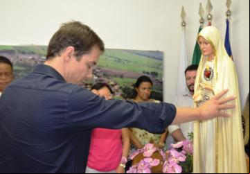 Prefeito Endrigo Bertin recebendo a imagem de Nossa Senhora de Fátima. - Foto: Rosana de Paula Dorigon