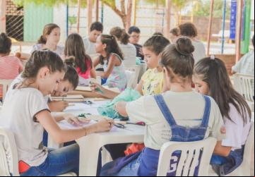 Curso de Artes com a docente em artes visuais e design gráfica - Foto: Lauren Jéssyca Souza 