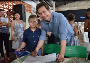 Escola Municipal do Colômbia realiza segunda noite de autógrafos de livros escritos por alunos - Foto: Portal NC