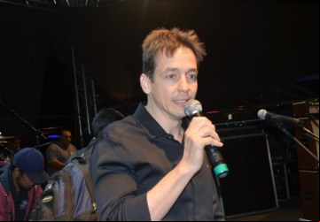 O Prefeito Endrigo Bertin fez a abertura do show do grupo Rosa de Saron - Foto: Portal NC