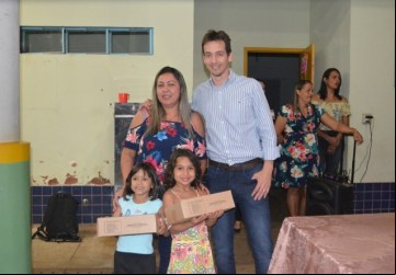 istração faz entrega de kits escolares para alunos da rede municipal - Foto: Portal NC