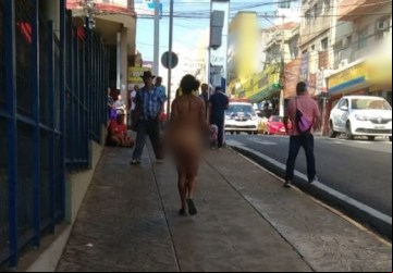 Mulher foi flagrada andando completamente nua pelas ruas do Centro - Foto: Reprodução