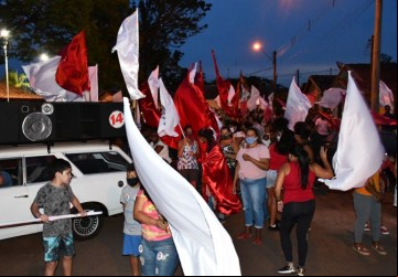 Candidatos são recebidos por moradores em arrastão por três bairros - Foto: Portal NC