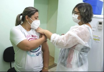 Funcionários da saúde já estão recebendo a aplicação da segunda dose - Foto: 
