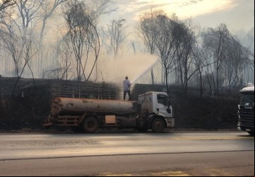 Área do DNIT pega fogo e Defesa Civil atua no combate ao incêndio - Foto: 