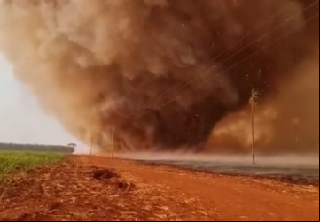 Redemoinho gigante de vento e fogo assusta moradores de Colômbia - Foto: 