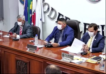 Vereadores de Planura votam para a retirada de uma lixeira da porta do prédio da Câmara - Foto: 
