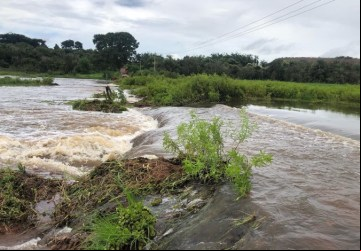 Ponte que estava interditada pela Defesa Civil desaba - Foto: 