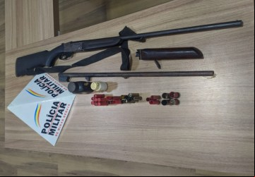 Polícia Militar apreende espingarda e munições em Planura - Foto: PMMG