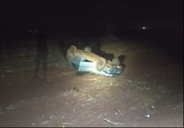 Três pessoas ficaram feridas em um capotamento na BR-364 entre Planura e Frutal - Foto: 