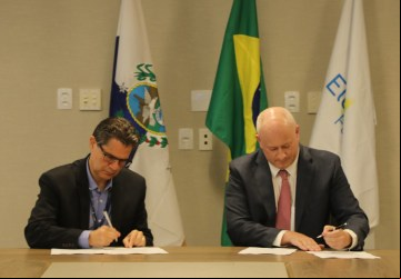: Presidentes de Furnas e da Voith assinando o contrato para a prestação de serviços - Jorge Trindade.