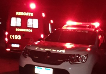 : Viatura da Polícia Militar e Corpo de Bombeiros próximo ao local.