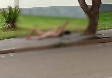 : Homem é gravado nu deitado na calçada próximo da Câmara Municipal 