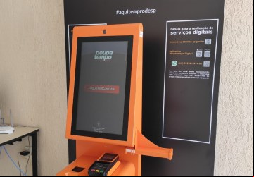 : Totem de autoatendimento do Poupatempo é instalado na Biblioteca Municipal .