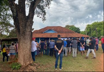 Moradores do assentamento reunidos na sede da fazenda durante a visita da superintendente do Incra - Foto: Portal NC.