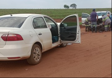 : O condutor do Voyage foi socorrido pelo SAMU e levado para Barretos - Fotos: Divulgação/Redes Sociais.