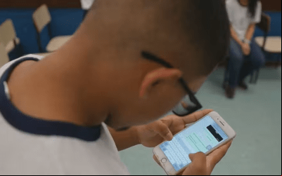 Prefeitura de Colômbia publica decreto seguindo governo proibindo uso de celulares nas escolas municipais