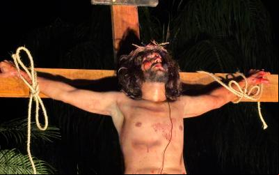 Encenação da Paixão de Cristo reúne fiéis na Praça da Matriz em Colômbia