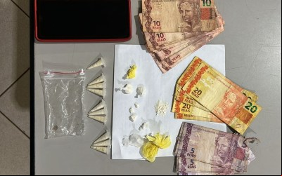 Polícia Militar prende dois homens por tráfico de drogas durante a madrugada em Colômbia