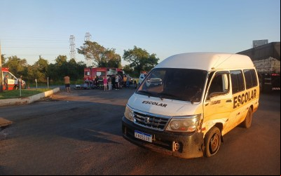 Motociclista fica gravemente ferido em acidente com van escolar entre Colômbia e Barretos