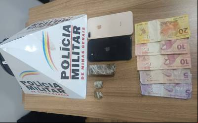 PM apreende droga e conduz dois suspeitos à delegacia em Planura