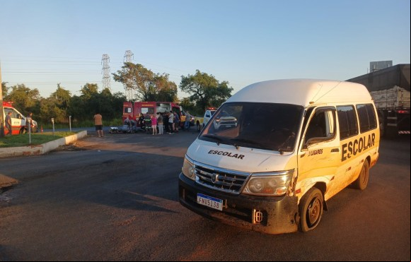 Motociclista fica gravemente ferido em acidente com van escolar entre Colômbia e Barretos
